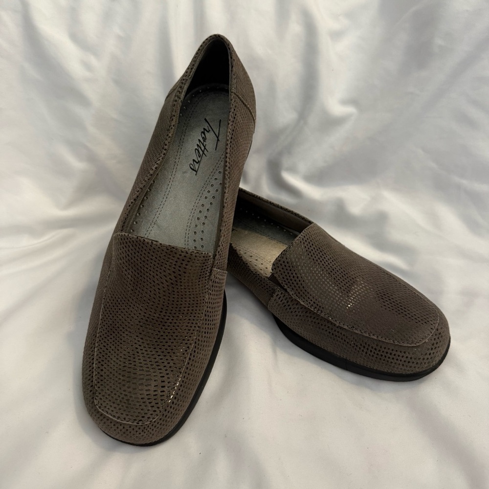 NWOT Trotters Jenn Mini Dots Loafer